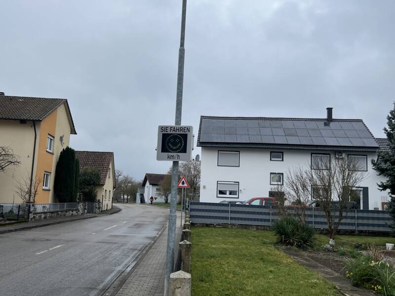 Verkehrs-Smiley in der Rheinstraße