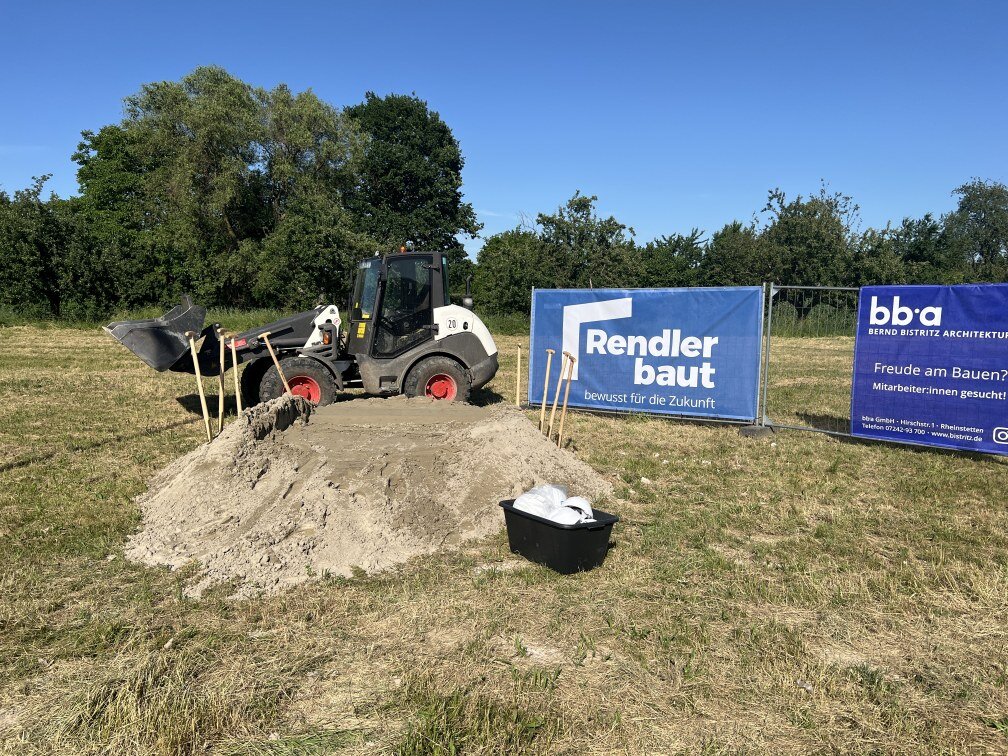 Spatenstich "Neubau Bauhof" 2026; Bagger und Sandhaufen