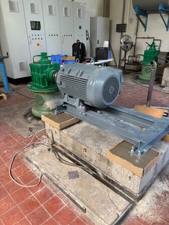 Schöpfwerk am Rheindamm - Motor am Einbauort