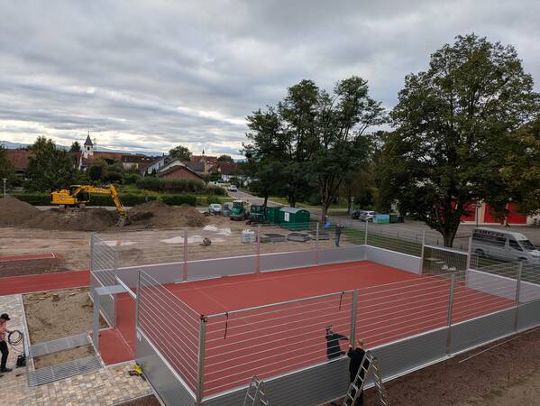 Roter Belag auf der neuen Schulaußenanlage