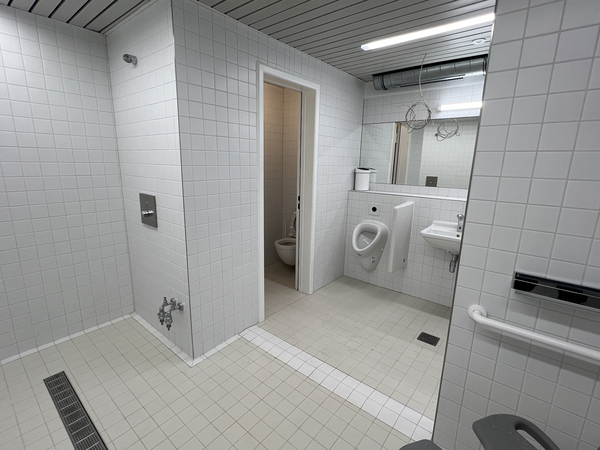 Barrierefreier Sanitärbereich Sporthalle