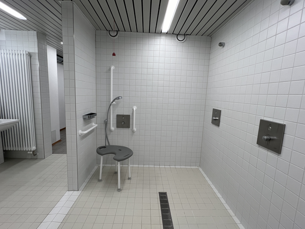Barrierefreie Dusche Sporthalle