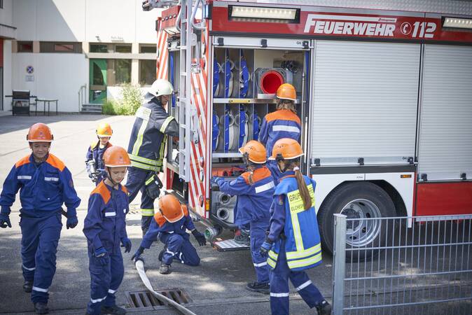 Gruppe Jugednfeuerwehrkinder am Hilfeleistungslöschgruppenfahrzeug.