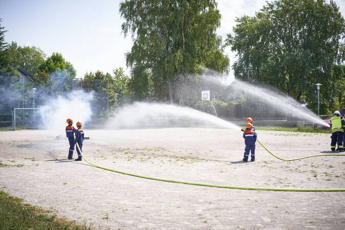 Löschangriff der Jugendfeuerwehr im Rahmen einer Übung