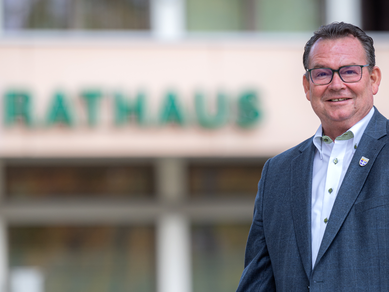 Bürgermeister Spiegelhalder vor Rathaus